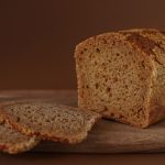 Gesneden volkoren brood op een houten plank