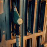 Close-up van een brandstofpompnozzle bij een tankstation