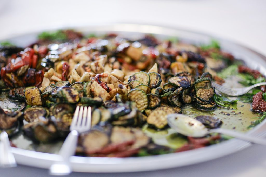 Kleurrijk bord met verse groenten, olijven en olijfolie als onderdeel van het mediterraan dieet