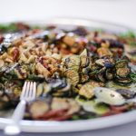 Kleurrijk bord met verse groenten, olijven en olijfolie als onderdeel van het mediterraan dieet