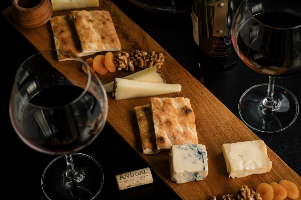 Alcohol: borrelplank met rode wijn