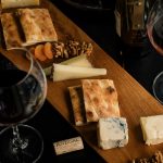 Alcohol: borrelplank met rode wijn